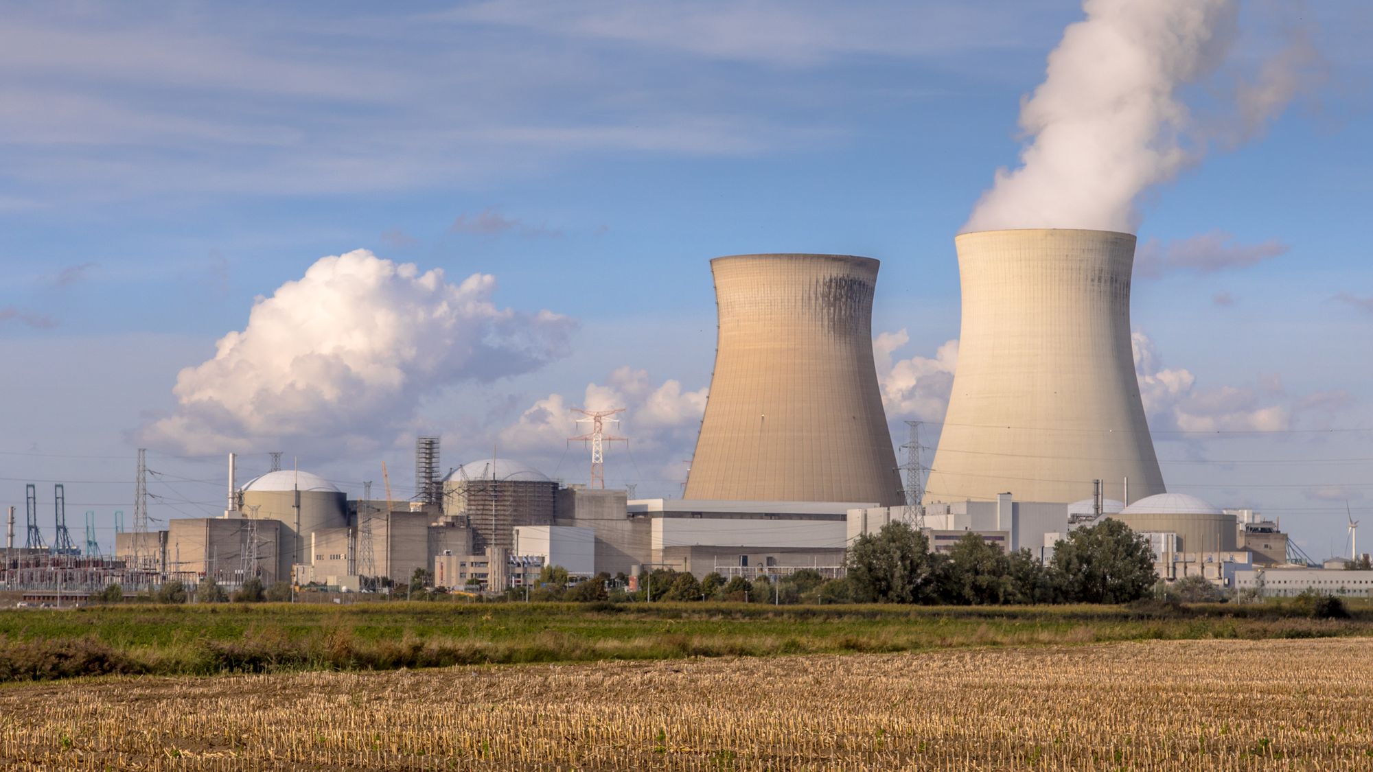 Multi-unit nuclear generating station