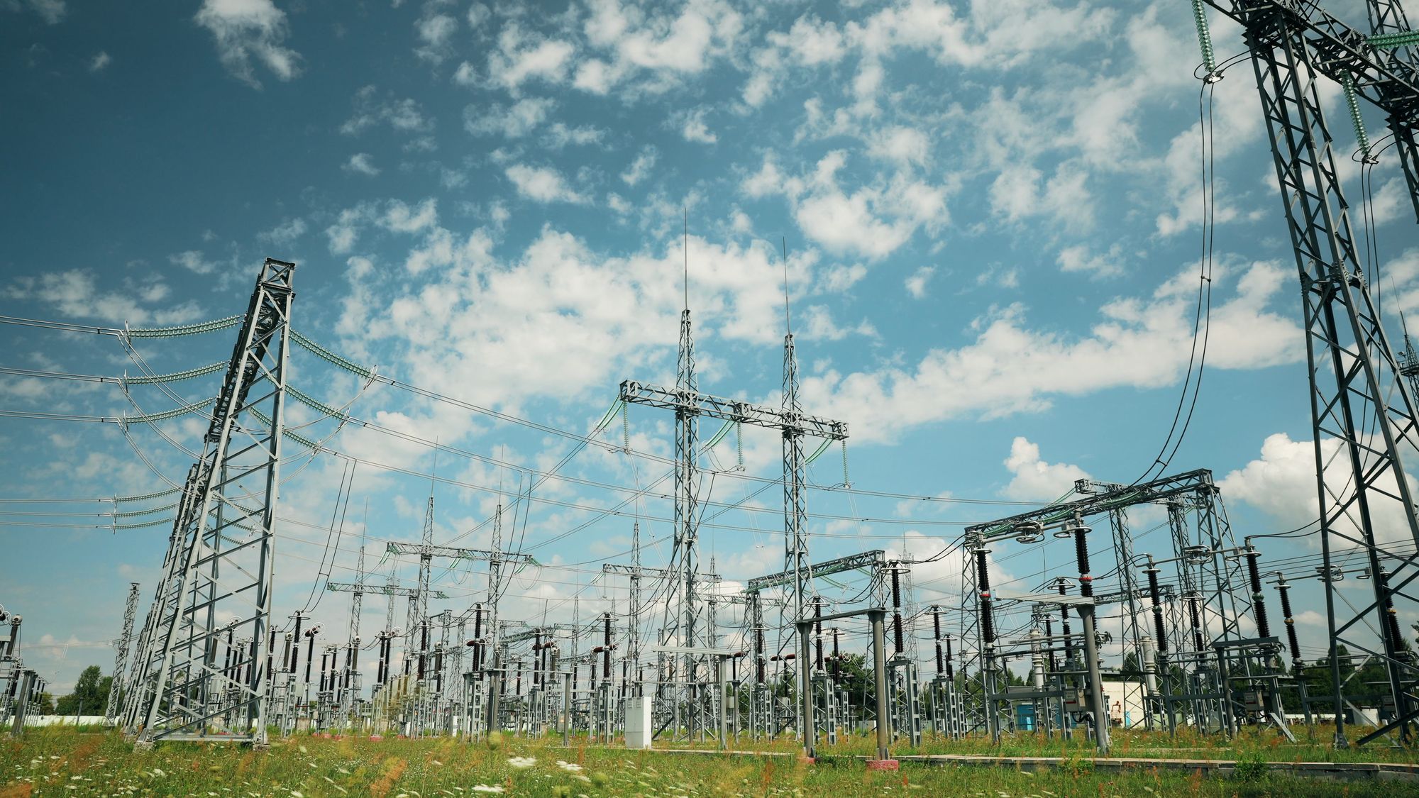 High voltage electrical distribution substation